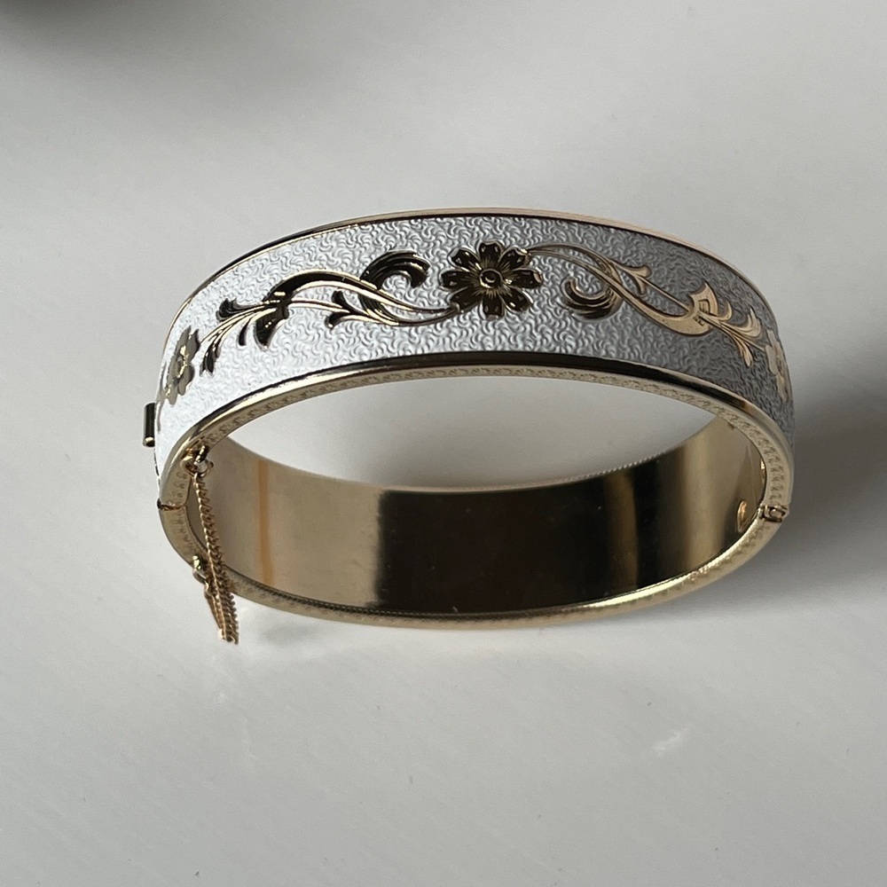 Vintage White Textured Enamel mc And Gold Flower Vine Hinged Bangle Bracelet